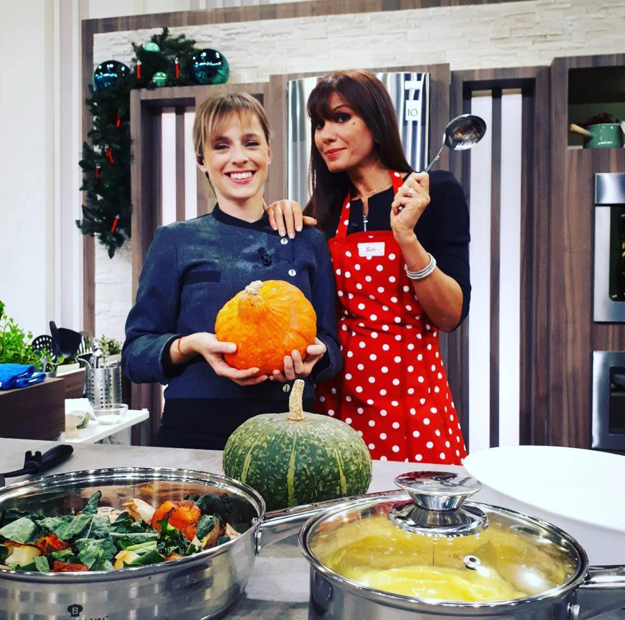 Barbara Venditti con un'ospite nello spazio cucina