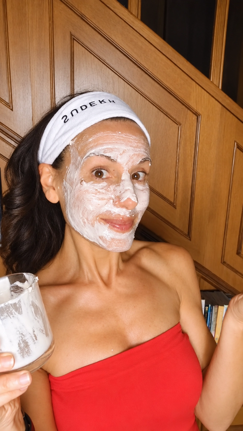 Barbara Venditti con una maschera viso al pompelmo rosa in un contenuto di 50annispecial